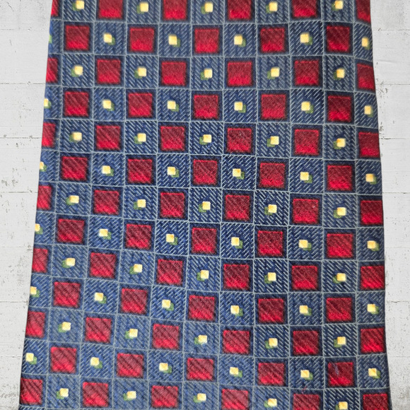1990s Vintage Geoffrey Beene Silk Tie Red Gray Geometric Square Pattern 4" Wide - Picture 3 of 5